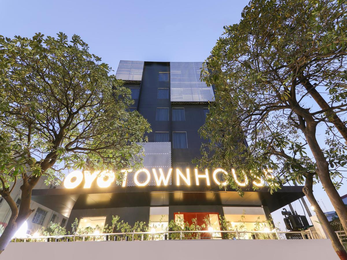 Oyo Townhouse 028 Corporate Suite Ноида Екстериор снимка