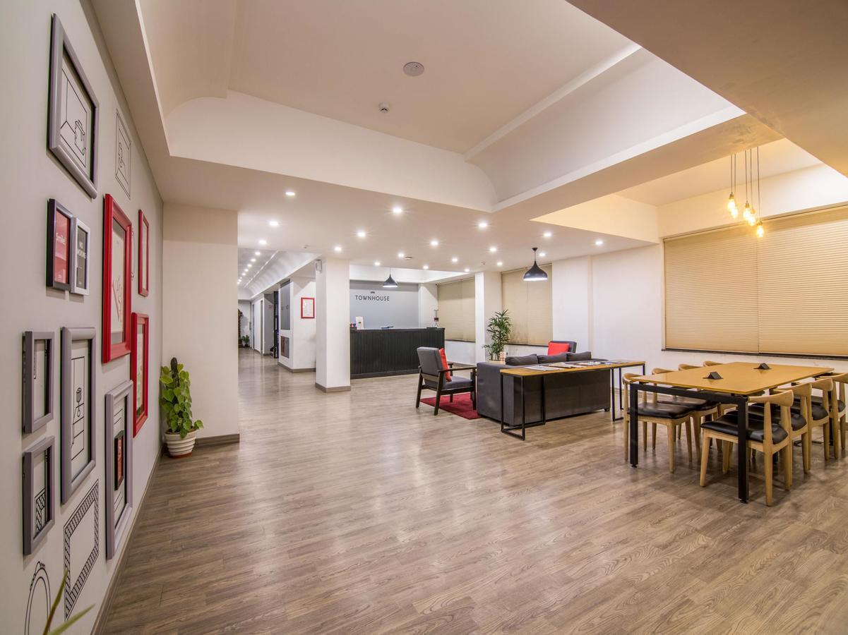 Oyo Townhouse 028 Corporate Suite Ноида Екстериор снимка