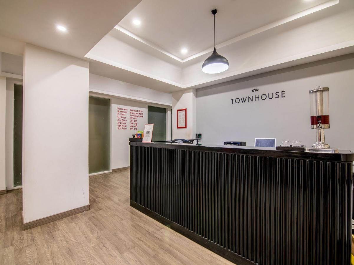 Oyo Townhouse 028 Corporate Suite Ноида Екстериор снимка