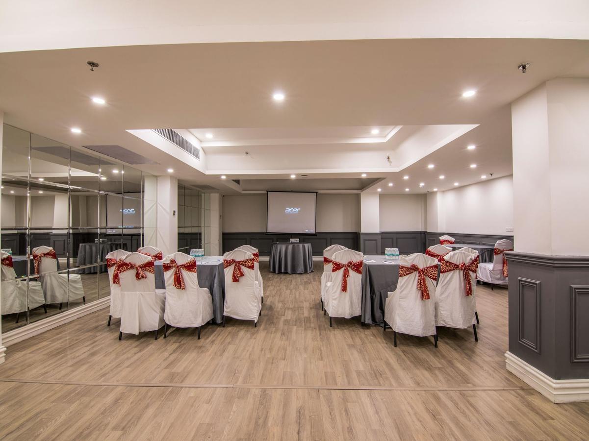 Oyo Townhouse 028 Corporate Suite Ноида Екстериор снимка