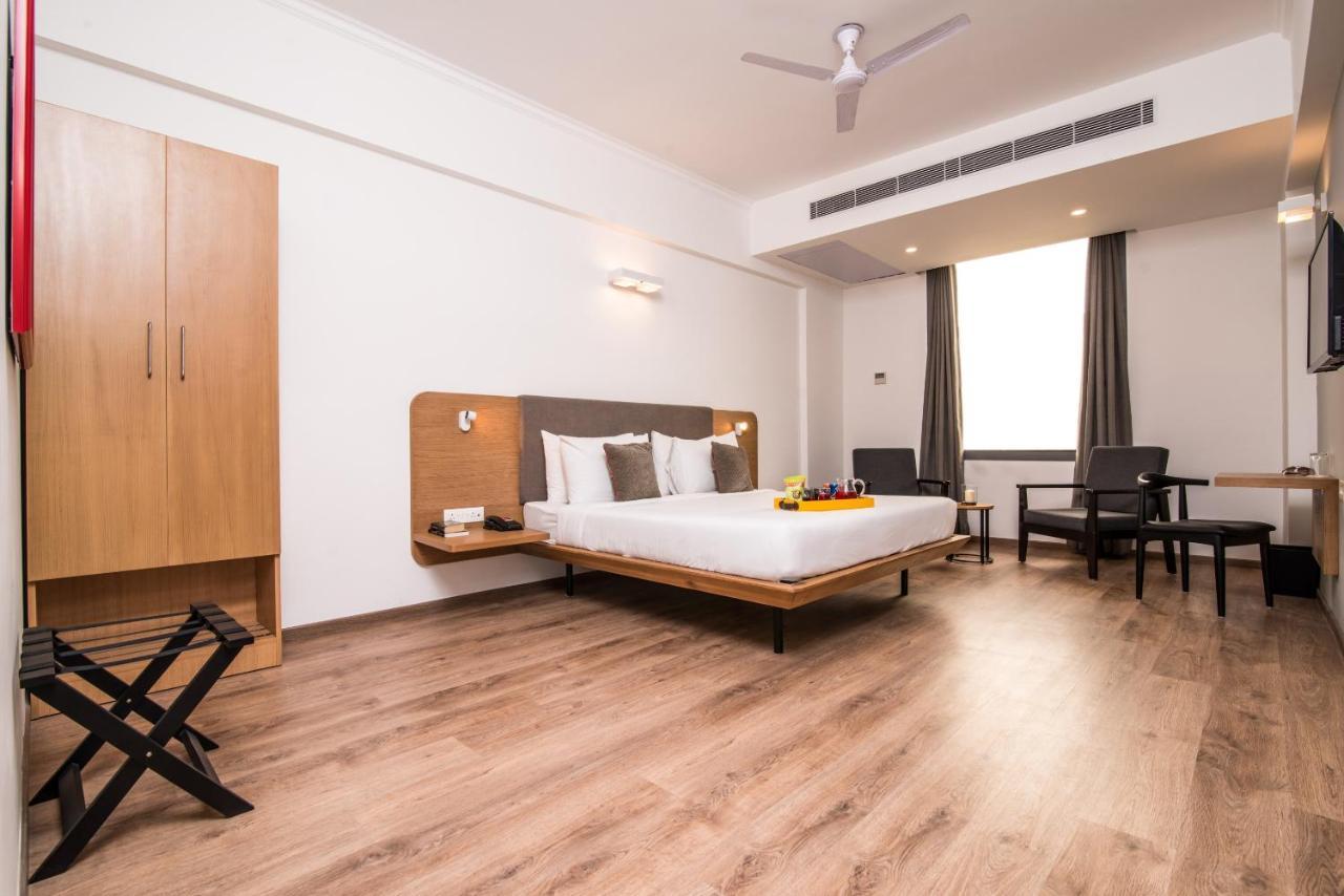 Oyo Townhouse 028 Corporate Suite Ноида Екстериор снимка