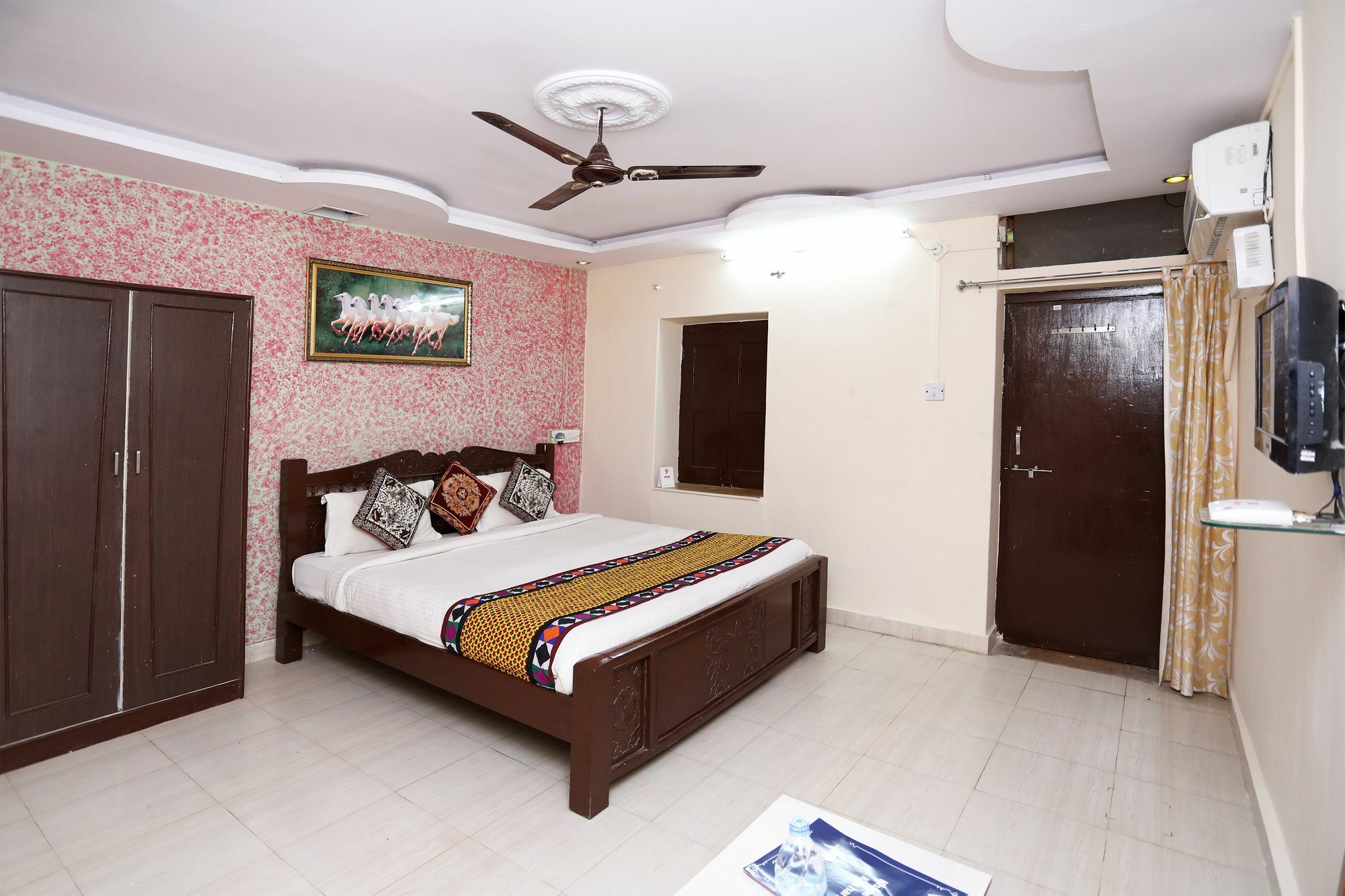 Oyo Townhouse 028 Corporate Suite Ноида Екстериор снимка