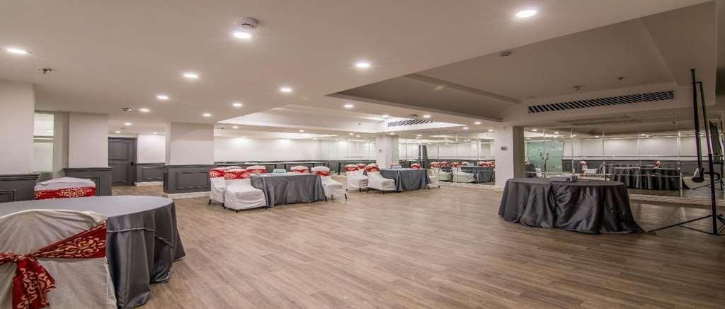 Oyo Townhouse 028 Corporate Suite Ноида Съоръжения снимка